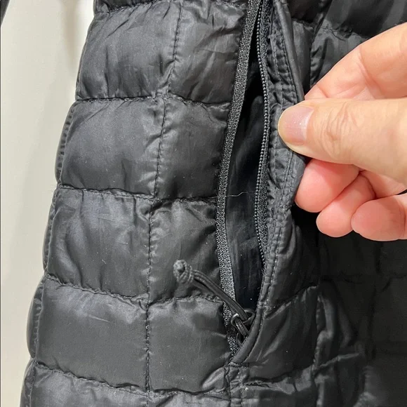 The North Face Women's Black Puffer Jacket - Picture 3 of 6